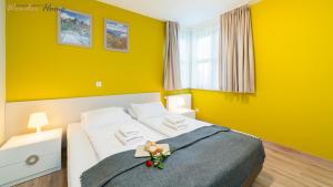 Posteľ alebo postele v izbe v ubytovaní Wonder Home - Apartamenty Residence Karpacz blisko stoku narciarskiego, z balkonami i parkingiem