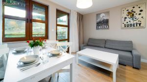 Posedenie v ubytovaní Wonder Home - Apartamenty Residence Karpacz blisko stoku narciarskiego, z balkonami i parkingiem