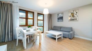 Posedenie v ubytovaní Wonder Home - Apartamenty Residence Karpacz blisko stoku narciarskiego, z balkonami i parkingiem