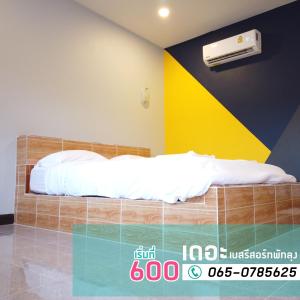 Postel nebo postele na pokoji v ubytování เดอะเบสรีสอร์ทพัทลุง