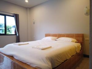 Postel nebo postele na pokoji v ubytování เดอะเบสรีสอร์ทพัทลุง