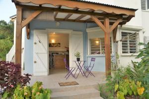 a pergola over the door of a house at Villa l'Exotik in Les Abymes