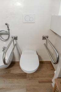 łazienka z toaletą z 2 metalowymi kratami w obiekcie Lacasadiscorta w mieście Almè