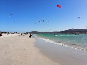 Un groupe de gens volant des cerfs-volants sur la plage dans l'établissement 3 Sea View Lodge, à Langebaan 8 autres photos
