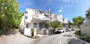 ein weißes Apartmenthaus mit einer Straße davor in der Unterkunft Shamrock Villas Corner OR Seaview OR Standard in Batu Feringgi