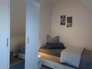 Dormitorio pequeño con cama y armario en Scharfs Kämmerla, en Baiersdorf