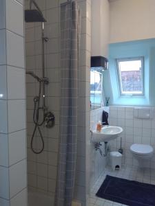 a bathroom with a shower and a sink at Scharfs Kämmerla in Baiersdorf