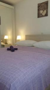 una camera con letto viola e coperta viola di Family Holiday Home a Turanj (Torrette)