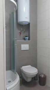 un piccolo bagno con servizi igienici e lavandino di Family Holiday Home a Turanj (Torrette)