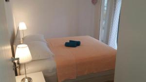 una camera con un letto con due cuscini sopra di Family Holiday Home a Turanj (Torrette)