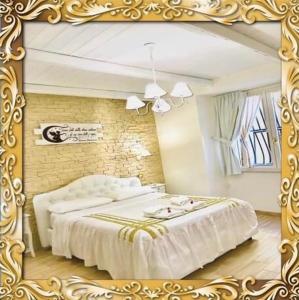 um espelho que reflecte um quarto com duas camas em CASANOVA - Luxury Apartment em Vibo Valentia