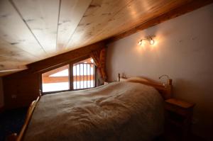 Llit o llits en una habitació de Chalet A, Village des Lapons Les Saisies, 3 chambres et 1 espace nuit mezzanine