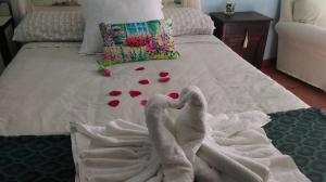 a couple of towel animals laying on a bed at La Casa del Telar in Valverde del Fresno