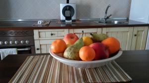 un plato de fruta en una mesa de la cocina en La Casa del Telar, en Valverde del Fresno