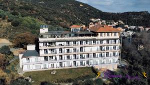 - une vue aérienne sur un bâtiment situé sur une montagne dans l'établissement Domaine des Anges, à Amélie-les-Bains-Palalda