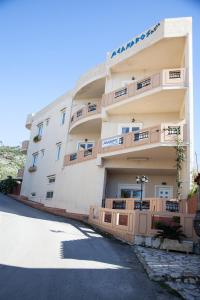 un gran edificio con balcones en un lateral en Meandros en Almirida