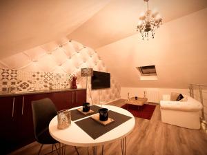 TV a/nebo společenská místnost v ubytování Redroom Loveroom Chambre Spa privative Insolite Thème 50 nuances de grey