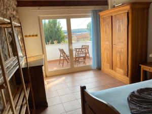 1 dormitorio con balcón con mesa y sillas en Vila Regi en Medulin
