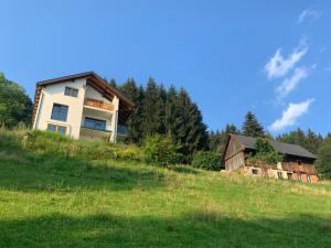 a house sitting on top of a grassy hill at Apartment Fernblick in Glein