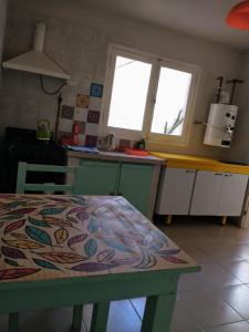 - une cuisine avec une table ornée d'un motif dans l'établissement Casa Olivia, à Alta Gracia