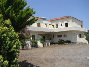 a large white house with a large yard at Skoutari Beach Hotel in Skoutari