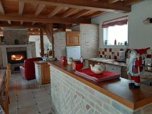 una cocina con una figurita de Navidad en un mostrador en Ferme des capucines, 