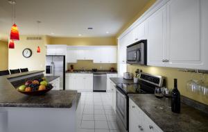 a kitchen with a bowl of fruit on the counter at Greaves Sweet Escape in Niagara on the Lake