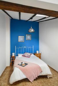 セゴルベにあるLA CASICAの青い壁のベッドルーム1室、ベッド1台が備わります。