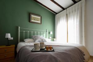 LA CASICA في سيجوربي: غرفة نوم بها سرير عليه صينية طعام