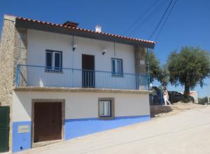 a house on the side of the road at Casa da Rosa Linda in Orca
