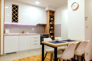 Kitchen o kitchenette sa Apartman Happy day Divčibare