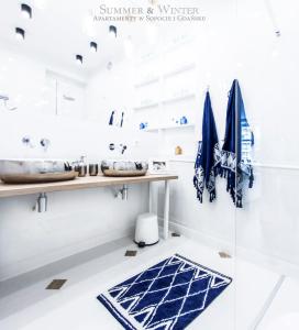 Kúpeľňa v ubytovaní Family Luxury Nature Apartment, 1-6, 2 sypialnie i salon, 100m Bazylika