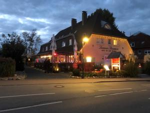 ein großes Gebäude mit Lichtern an der Straßenseite in der Unterkunft Petersen's Landhaus in Scharbeutz