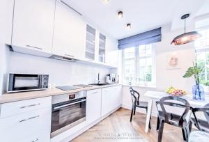 Kuchyňa alebo kuchynka v ubytovaní Family Luxury Nature Apartment, 1-6, 2 sypialnie i salon, 100m Bazylika + 14 fotografií