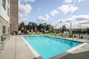 בריכת השחייה שנמצאת ב-Holiday Inn Express & Suites Charlotte Southwest, an IHG Hotel או באזור