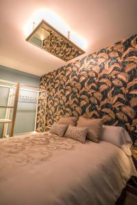 - une chambre avec un grand lit et une fresque murale dans l'établissement Hostal La Carretera, à Torrejón de Ardoz