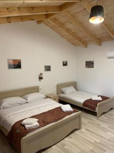Postel nebo postele na pokoji v ubytování Vila Sofia Gllava - Resort