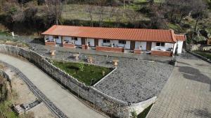 Memaliaj的住宿－Vila Sofia Gllava - Resort，建筑旁石墙上的房屋