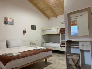 Postel nebo postele na pokoji v ubytování Vila Sofia Gllava - Resort + 37 fotografií