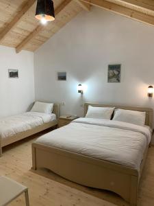 Postel nebo postele na pokoji v ubytování Vila Sofia Gllava - Resort