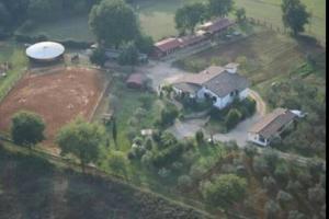an aerial view of a house with a yard at Relax, mare, natura e cavalli Giuliano di Roma in Giuliano di Roma +6 photos