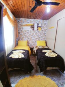a room with two beds in a room at Casa de Temporada Familiar in Urubici