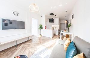 Μια τηλεόραση ή/και κέντρο ψυχαγωγίας στο Family Luxury Gold Apartament , 1-6, 2 sypialnie i salon, 100m Bazylika, SUMMERWINTER Brand