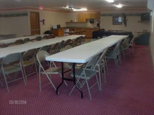 eine Gruppe von Tischen und Stühlen in einem Zimmer in der Unterkunft King's Inn of Platte in Platte