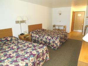 Säng eller sängar i ett rum på King's Inn of Platte