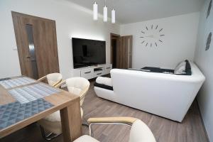 salon z telewizorem i jadalnią w obiekcie Apartment Ivet w mieście Hazlov