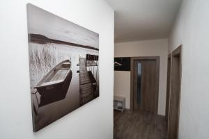 a picture of a boat hanging on a wall at Apartment Ivet in Hazlov