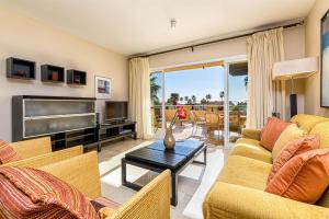 Χώρος καθιστικού στο Luxury 2BR Sea View Condo A6 by Rafleys