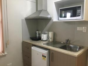 
A kitchen or kitchenette at Melbourne short stay - clayton station, monash uni, hospital
