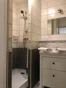 ル・トレポールにあるL'escaleのバスルーム(シャワー、シンク付)